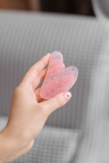 Скребок гуаша сердце (розовый кварц)